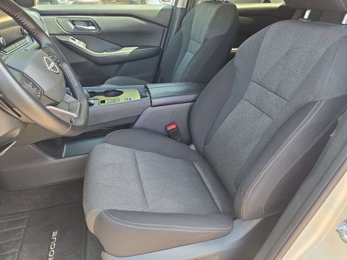 Used 2025 Nissan Rogue SV FWD image 15