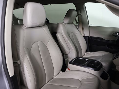 Used 2021 Chrysler Pacifica Touring-L image 24