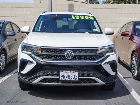 Used 2022 Volkswagen Taos SE image 2