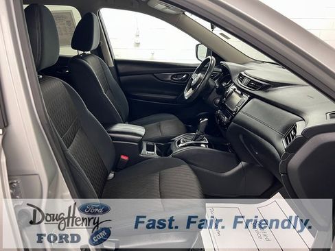 Used 2017 Nissan Rogue SV w/ SV Premium Package image 38