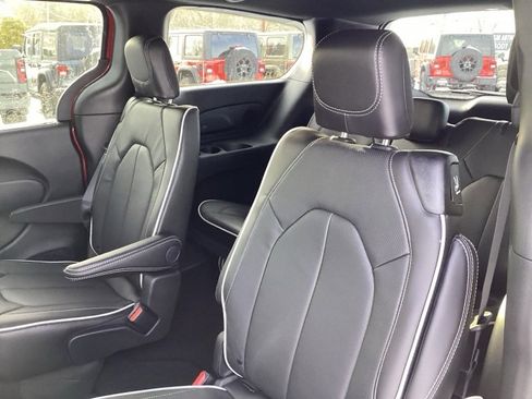 New 2026 Chrysler Pacifica Limited image 18