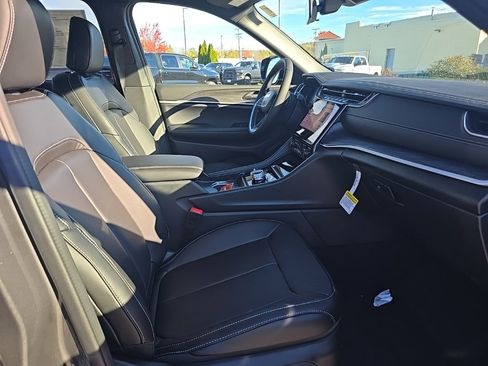 New 2025 Jeep Grand Cherokee Limited image 11