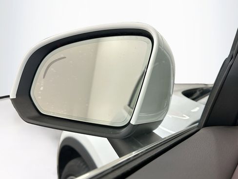 Used 2025 Volvo XC40 B5 Plus image 16