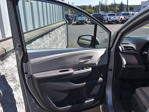 Certified 2024 Toyota Sienna LE AWD/4WD image 17