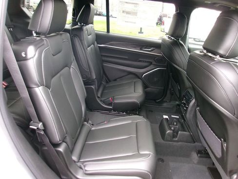 New 2026 Jeep Grand Cherokee L Limited w/ Limited Altitude Package AWD/4WD image 9