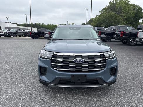 Used 2025 Ford Explorer Active AWD/4WD image 2