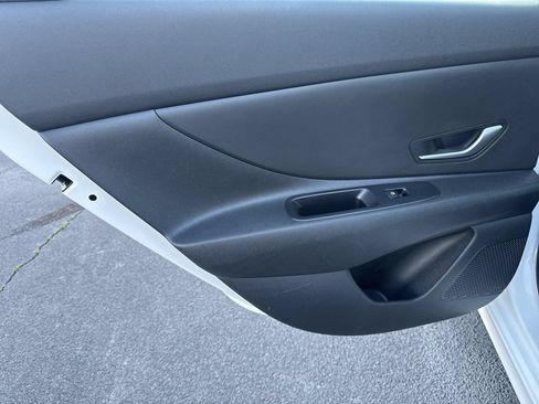 Used 2023 Hyundai Elantra SE FWD image 31