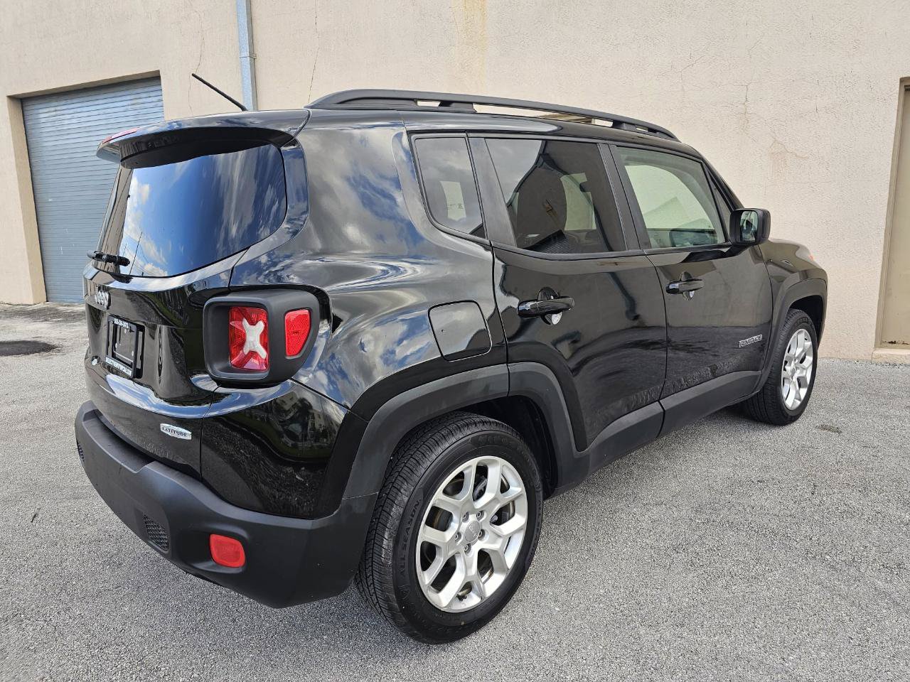 Used 2015 Jeep Renegade Latitude FWD image 14