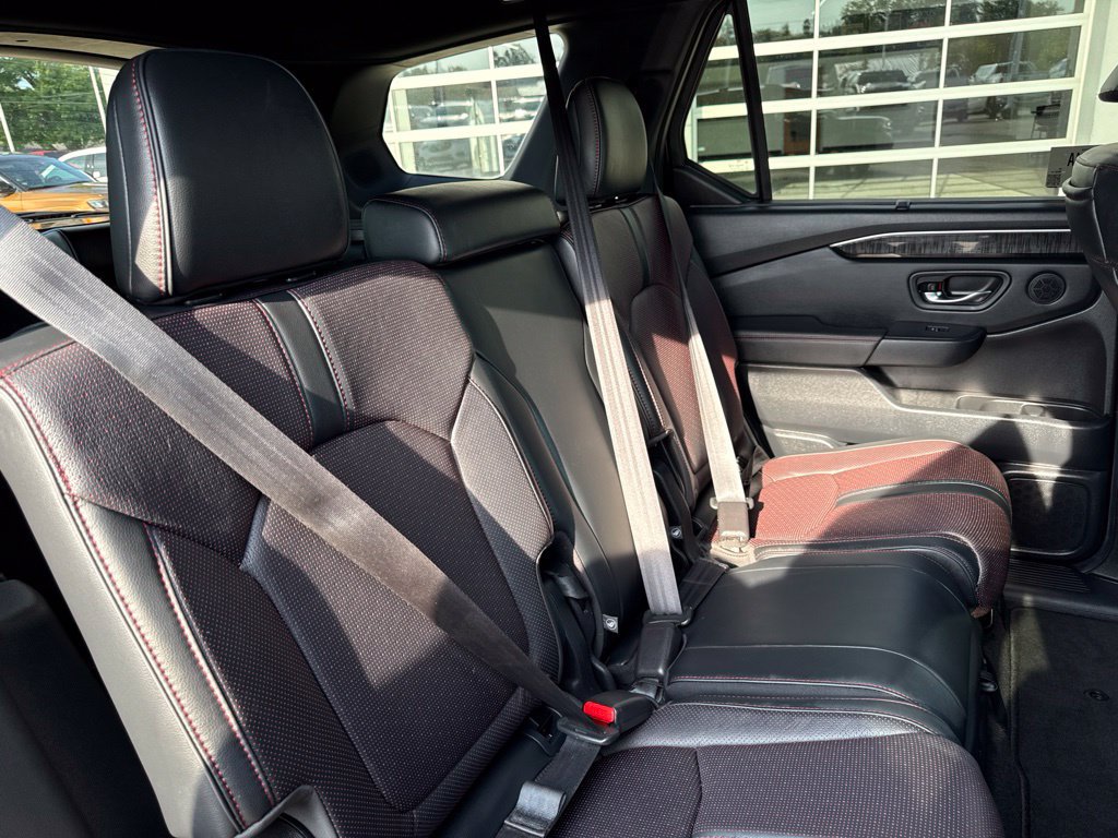 Used 2025 Honda Pilot Black Edition image 34