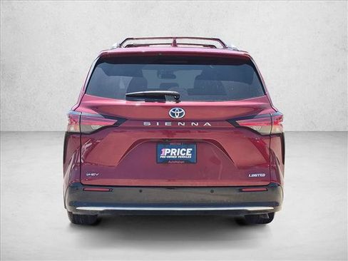 Used 2025 Toyota Sienna Limited FWD image 6
