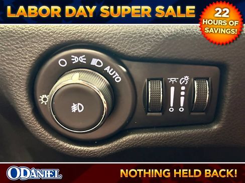 Used 2025 Chrysler Pacifica Select FWD image 12