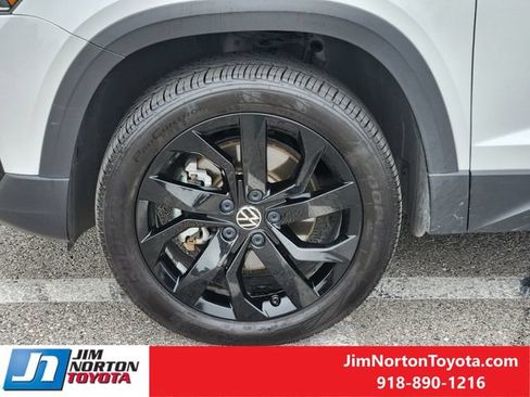 Used 2023 Volkswagen Taos SE w/ Panoramic Sunroof Package AWD/4WD image 13