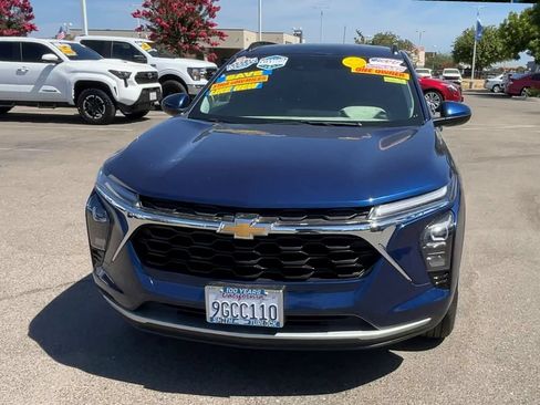 Used 2024 Chevrolet Trax LT w/ LT Convenience Package FWD image 2