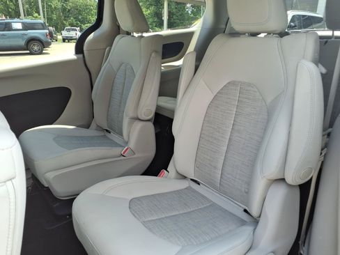 Used 2017 Chrysler Pacifica Touring Plus FWD image 6