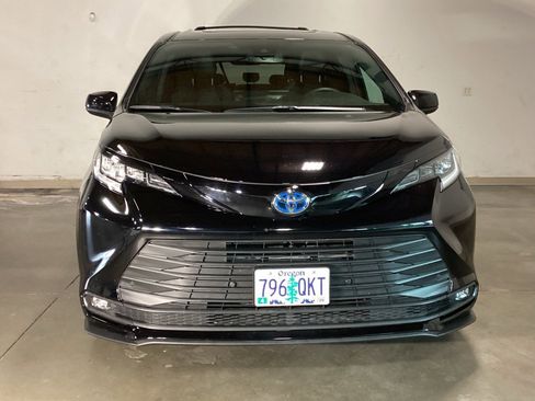 Used 2025 Toyota Sienna XLE Woodland Edition image 19