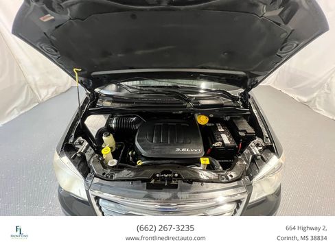 Used 2015 Chrysler Town & Country Touring FWD image 9