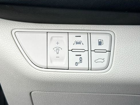 Used 2020 Genesis G70 2.0T image 34