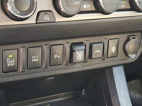 Used 2020 Toyota Tacoma TRD Off-Road w/ TRD Premium Off Road Package AWD/4WD image 25