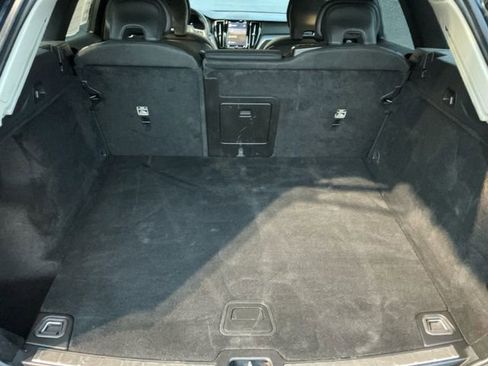 Used 2022 Volvo XC60 B5 Momentum image 17