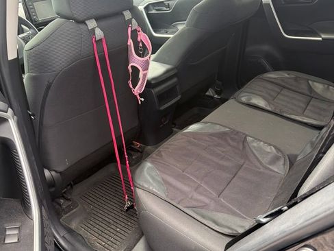 Used 2021 Toyota RAV4 LE FWD image 6