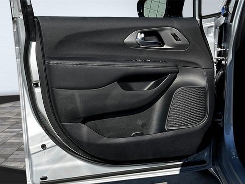 New 2026 Chrysler Pacifica Select image 30