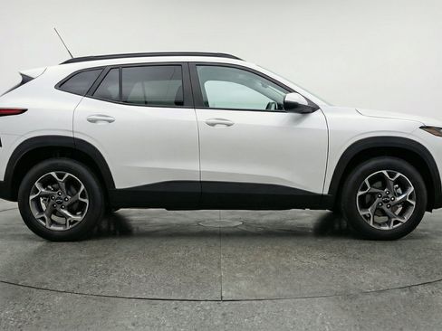 Used 2025 Chevrolet Trax LT w/ LT Convenience Package FWD image 11