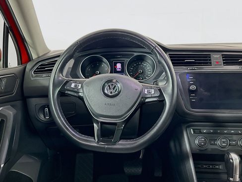 Used 2018 Volkswagen Tiguan SE w/ Panoramic Sunroof Package image 18