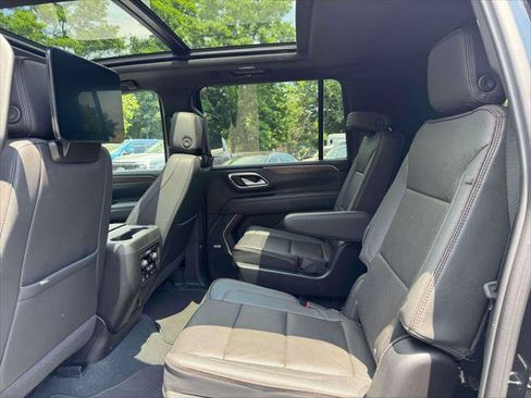 Used 2024 Chevrolet Suburban High Country AWD/4WD image 14