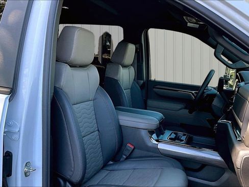 Used 2025 Chevrolet Silverado 2500 ZR2 w/ Technology Package image 18