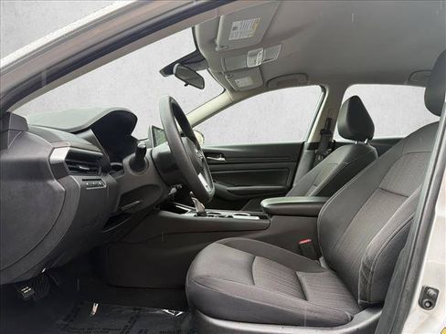 Used 2024 Nissan Altima 2.5 SV FWD image 11