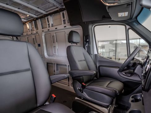 Used 2025 Mercedes-Benz Sprinter 2500 image 16