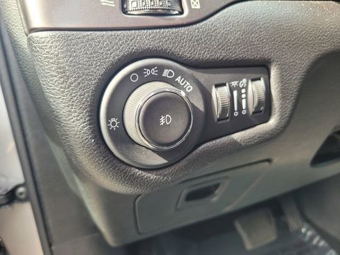 Used 2020 Jeep Cherokee Latitude Plus AWD/4WD image 19