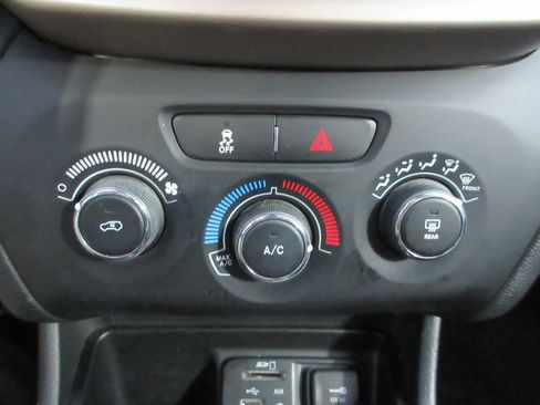 Used 2018 Jeep Cherokee Latitude image 30