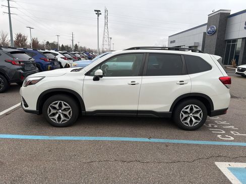 Used 2023 Subaru Forester Premium image 8