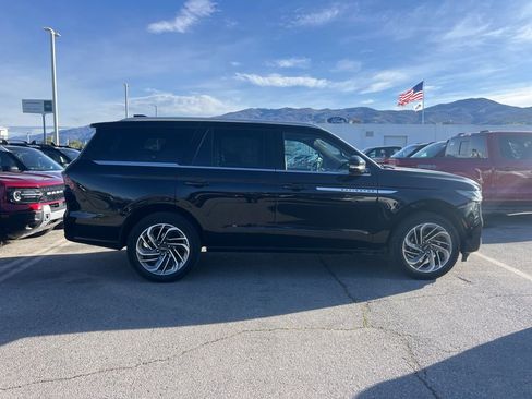 Used 2025 Lincoln Navigator Reserve image 3