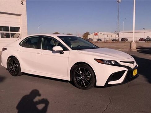 Used 2024 Toyota Camry SE image 3