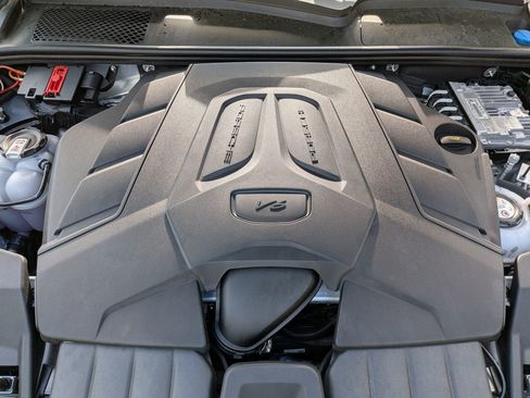 Certified 2025 Porsche Cayenne GTS AWD/4WD image 36