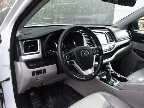 Used 2019 Toyota Highlander XLE w/ Carpet Mat Package (TMS) image 14