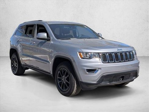 Used 2021 Jeep Grand Cherokee Laredo image 3