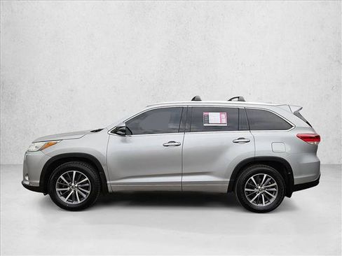 Used 2017 Toyota Highlander XLE AWD/4WD image 9