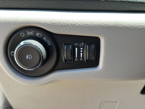 Used 2024 Chrysler Pacifica Limited FWD image 13