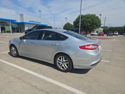 Used 2016 Ford Fusion SE w/ SE Cold Weather Package FWD image 7