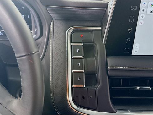 Used 2024 GMC Yukon XL SLT w/ SLT Luxury Package image 11