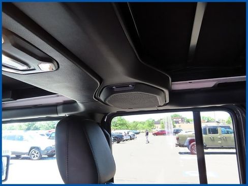 Used 2023 Jeep Wrangler Unlimited Sahara AWD/4WD image 12