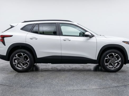Used 2025 Chevrolet Trax LT FWD image 11