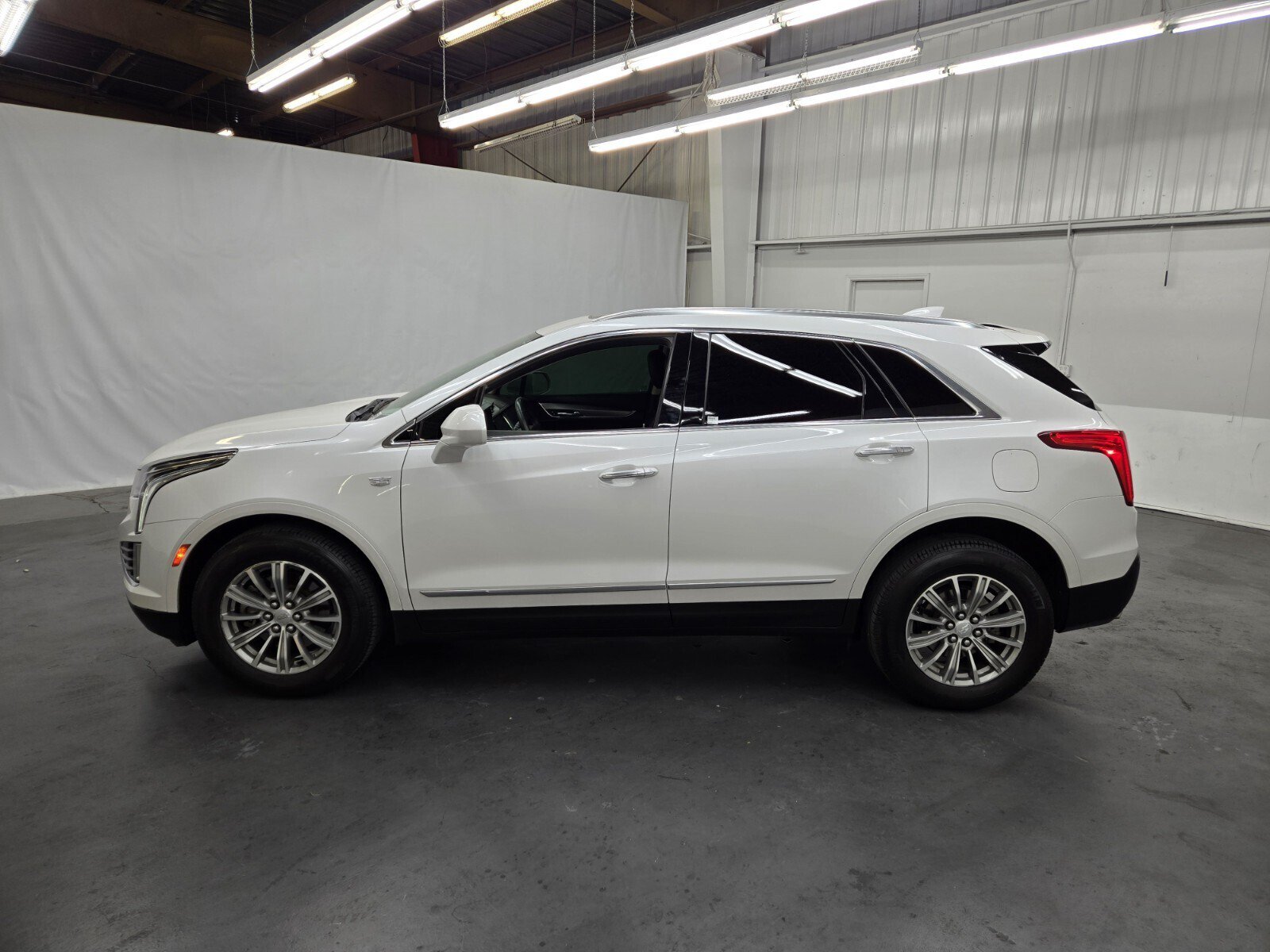 Used 2017 Cadillac XT5 Luxury w/ Driver Awareness Package AWD/4WD image 2