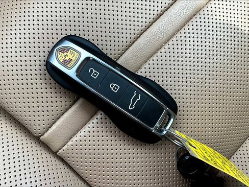 Used 2021 Porsche Cayenne AWD/4WD image 13