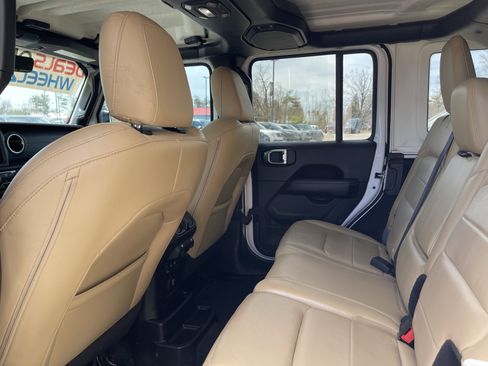 Used 2018 Jeep Wrangler Unlimited Sahara w/ Uconnect 4C Nav & Sound Group AWD/4WD image 11