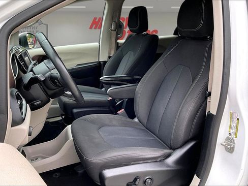 Used 2023 Chrysler Voyager LX FWD image 23