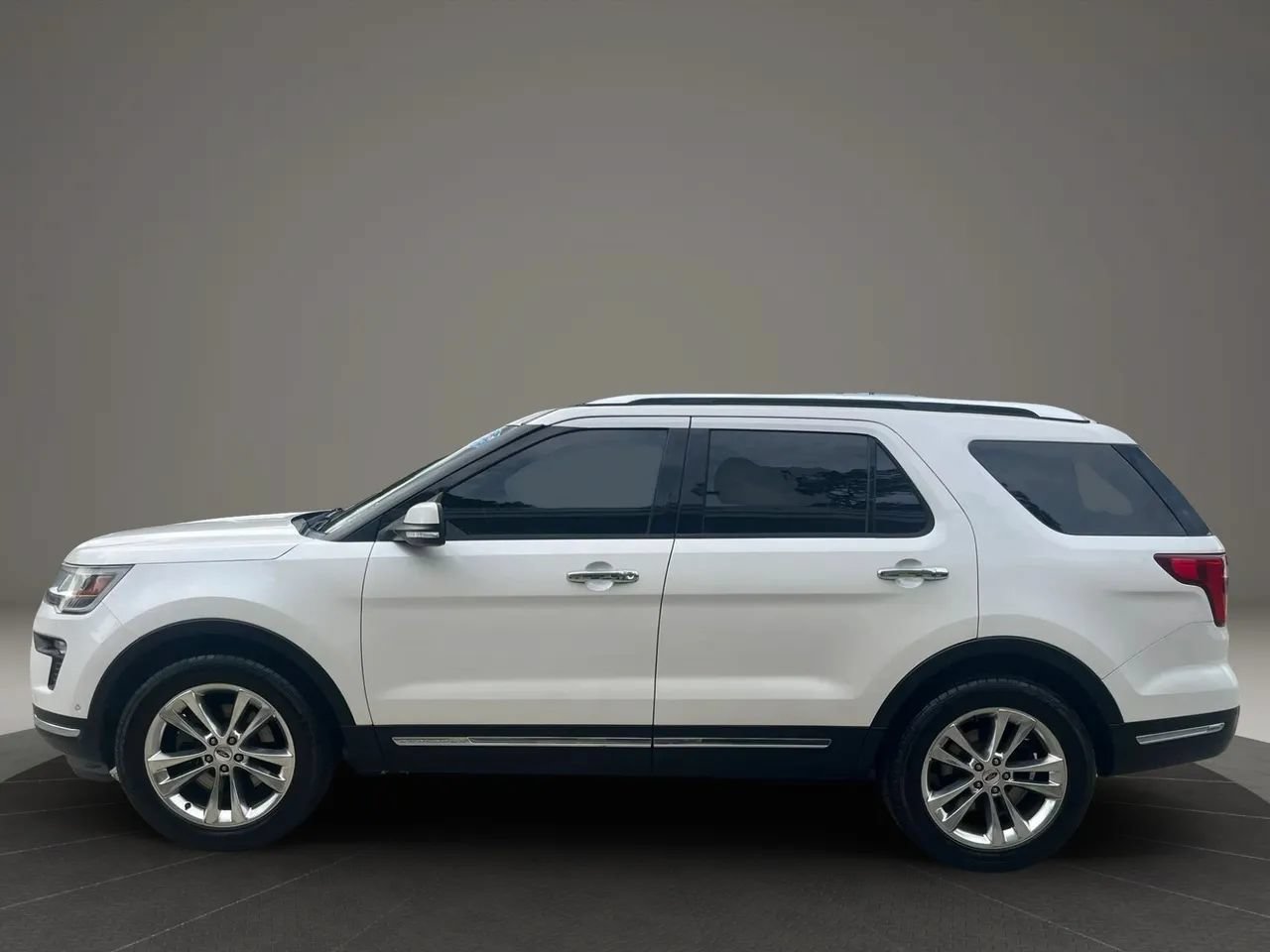 Used 2018 Ford Explorer Limited w/ Equipment Group 301A AWD/4WD image 4